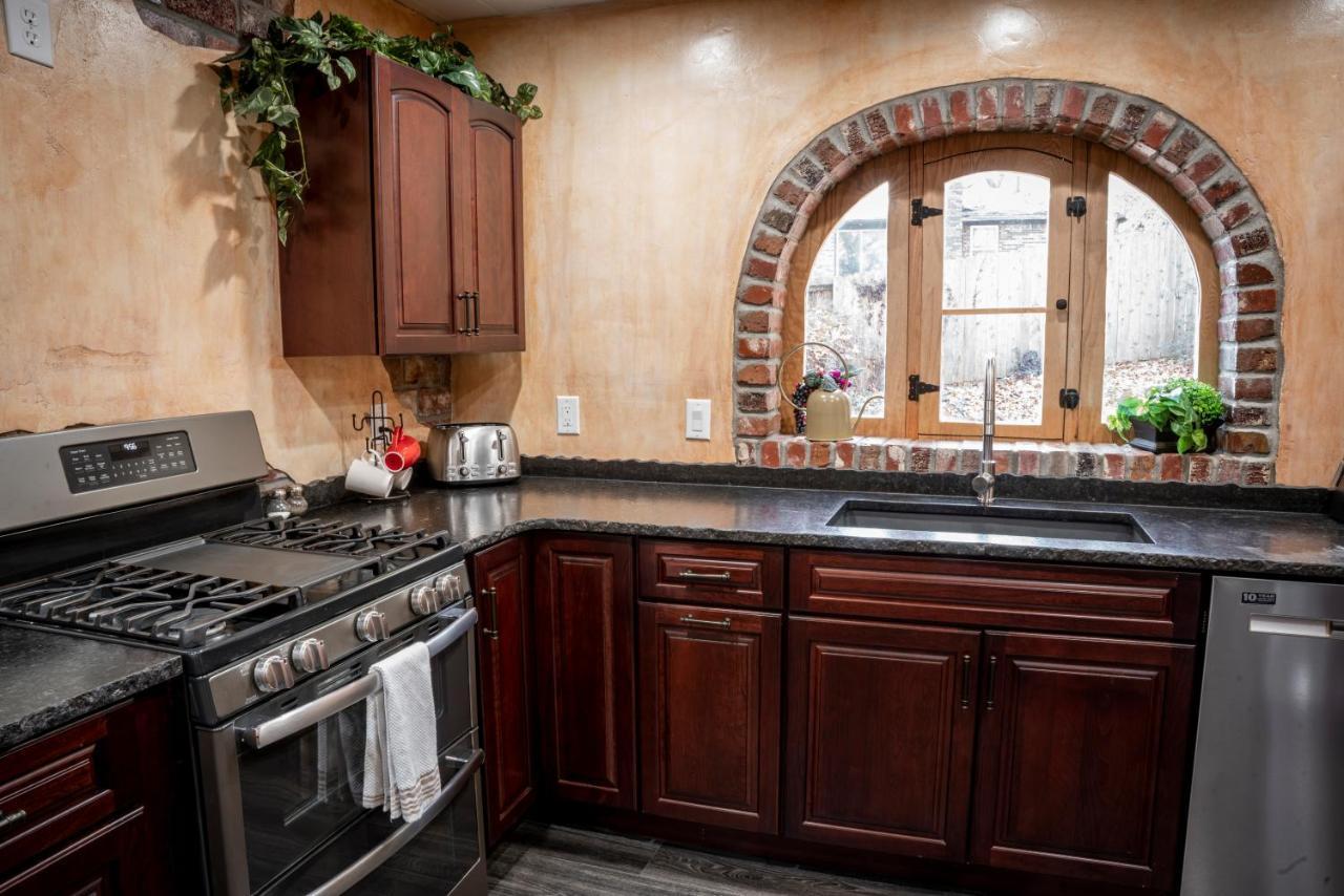 The Hobbit House, Fantasy Comes Home! Russellville Luaran gambar