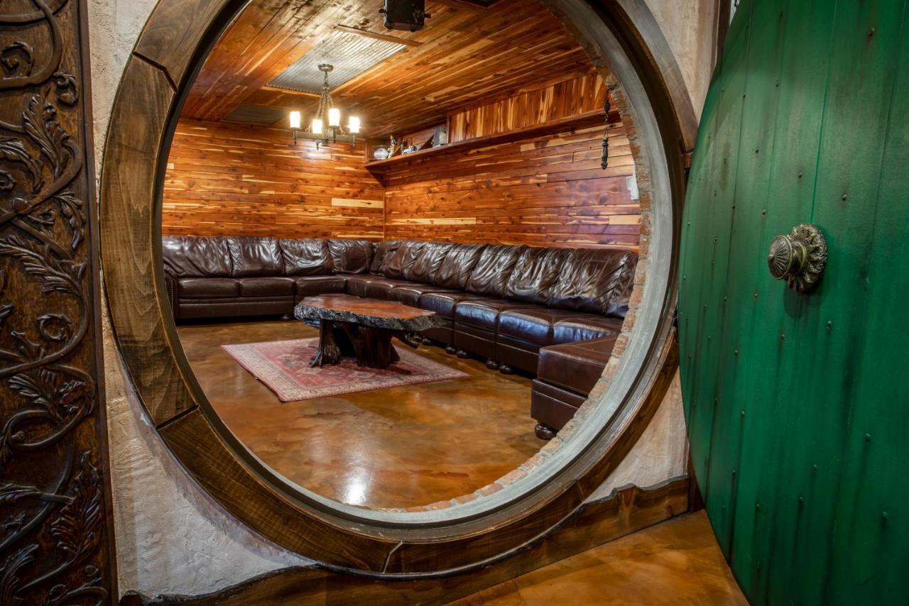 The Hobbit House, Fantasy Comes Home! Russellville Luaran gambar